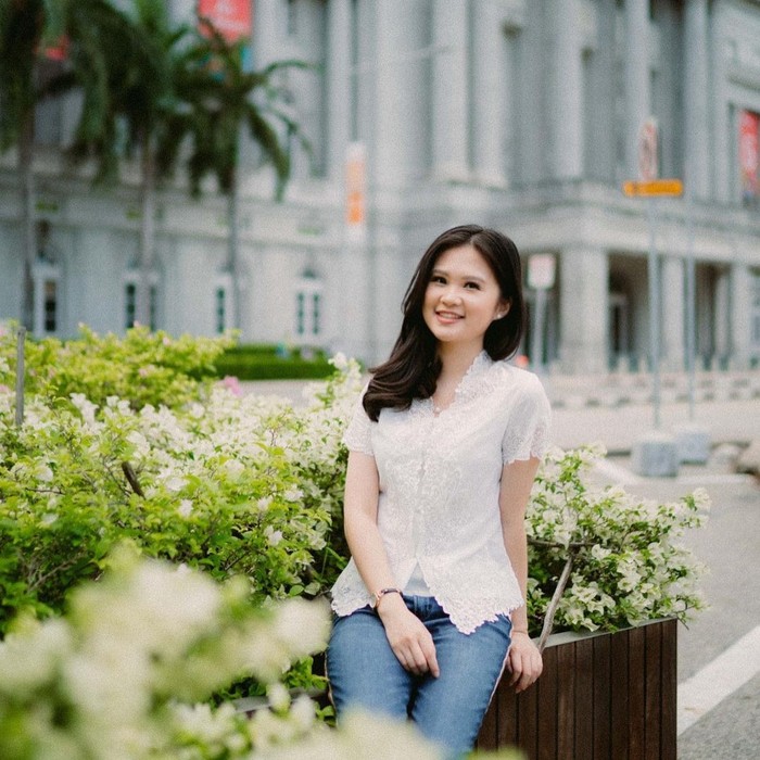 Beberapa waktu lalu, tepatnya diperayaan Hari Kartini, Felicia sempat mengunggah potretnya ketika mengenakan kebaya. Dipadukan dengan jeans denim, ia terlihat begitu memukau dengan kebaya berwarna putihnya. (Instagram.com/feliciatissue)