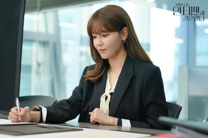 Berpenampilan dengan setalan jas, Sooyoung terlihat cantik dan cocok sekali untuk menjadi wanita karir bukan? Ia sepertinya sedang mempertimbangkan untuk mengambil tawaran pekerjaan baru sebagai mata-mata selebriti (foto: m.blog.naver.com)
