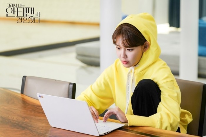 Berperan sebagai Lee Geun-young, hidup Sooyoung harus menderita setelah salah paham yang terjadi antara dirinya dengan bintang K-Pop terkenal yakni Who-joon yang diperankan oleh Choi Tae Joon (foto: m.blog.naver.com)