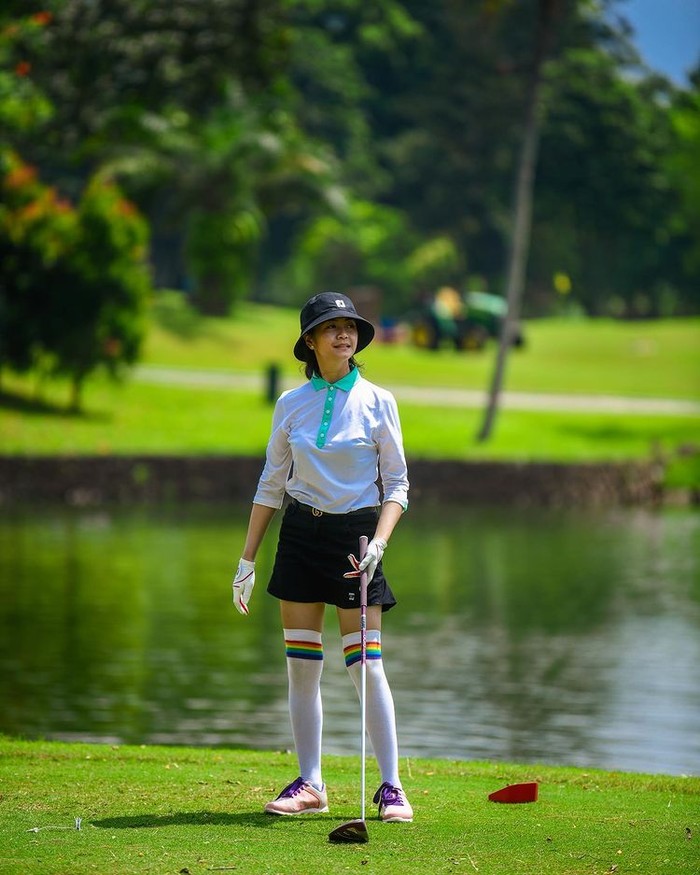 Bintang FTV, Tyara Renata, juga ikut tenggelam dalam olahraga golf. Istri dari presenter Surya Insomnia ini memilih memakai bucket hat untuk menghindari panasnya padang golf/Sumber/Instagram/tyararenata.