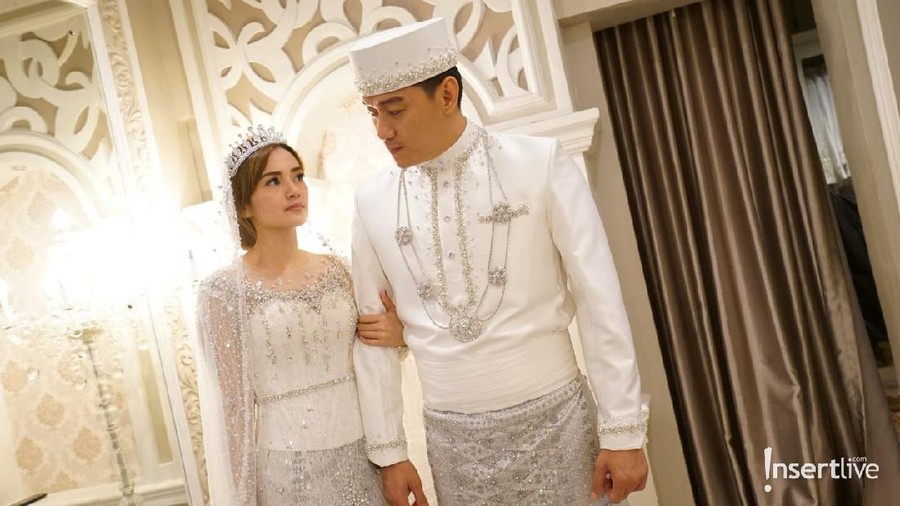 Ifan Seventeen dan Citra Monica akan melangsungkan pernikahan. Yuk kita intip bocoran baju akad saat mereka fitting!