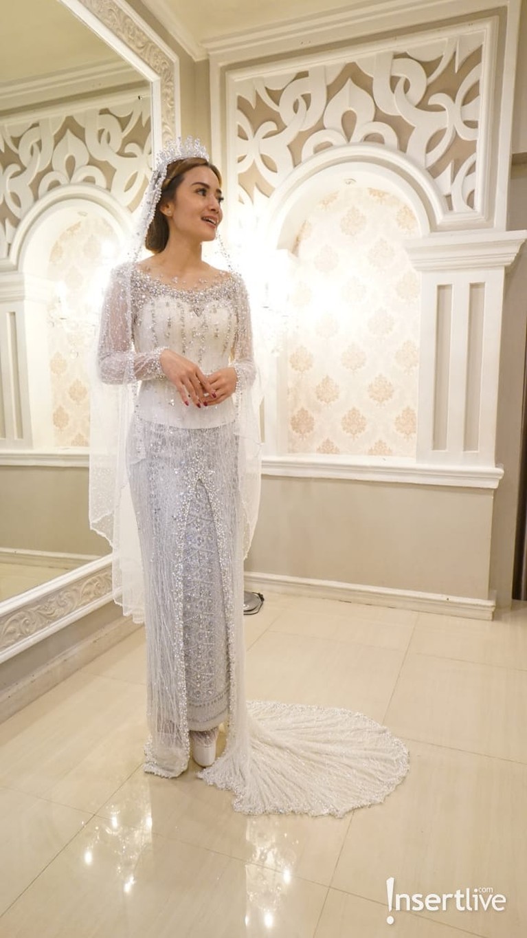 Bocoran Baju Akad Ifan Seventeen & Citra Monica Ifan Seventeen dan Citra Monica akan melangsungkan pernikahan. Yuk kita intip bocoran baju akad saat mereka fitting!