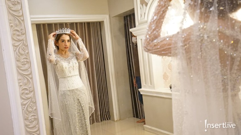 Bocoran Baju Akad Ifan Seventeen & Citra Monica Ifan Seventeen dan Citra Monica akan melangsungkan pernikahan. Yuk kita intip bocoran baju akad saat mereka fitting!