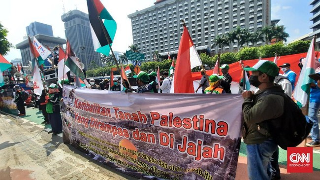 Janji aksi sepekan sekali itu disampaikan para buruh di depan Gedung Kedutaan Besar Amerika Serikat, Jakarta Pusat, Jumat (28/5).