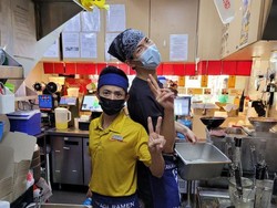 Chef Berkebutuhan Khusus Ini Bisa Kupas 300 Butir Telur dalam 1 Jam!