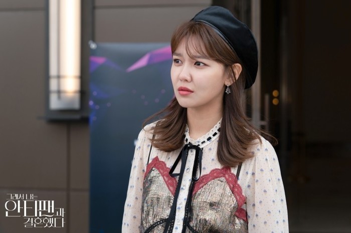 Dengan topi baret dan dress elegan, momen ini diambil ketika Who-joon memberikan surprise ulang tahun khusus untuk Geun-young. Sepertinya Who-joon mulai memiliki rasa untuk Lee Geun-young, nih! (foto: m.blog.naver.com)