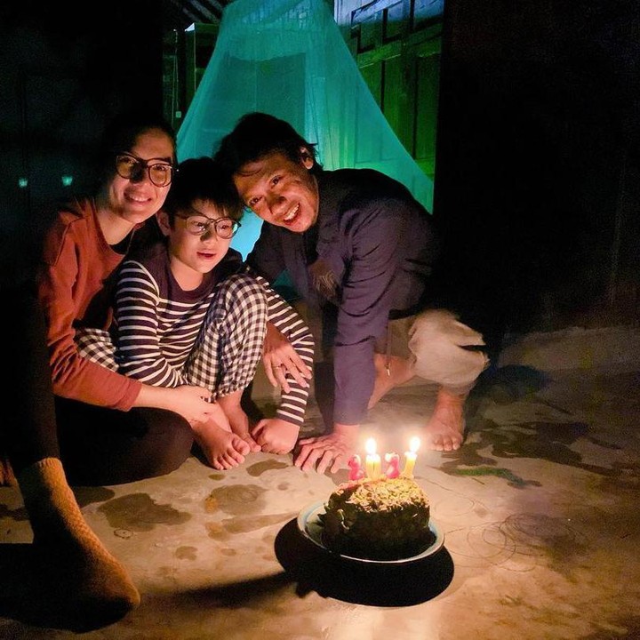 <p>Selain itu, Eross yang kerap sibuk dengan jadwal manggungnya selalu menyempatkan diri untuk berkumpul dengan keluarganya, Bunda. Berikut potret saat ketiganya menyambut tahun baru 2021. (Foto: Instagram)</p>