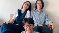 7 Potret Eross Candra SO7 Bersama Istri & Anak, Selalu Kompak dan Harmonis