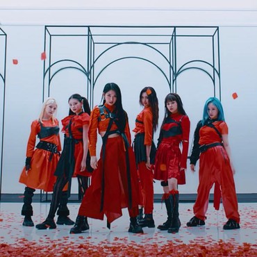 Lirik Lagu First - EVERGLOW