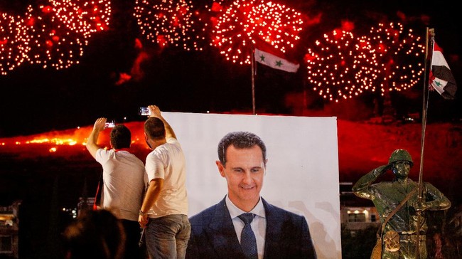 FOTO: Sorak Pendukung Assad Rayakan Kemenangan Pemilu Suriah