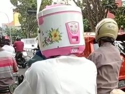 Bikin Ngakak! Pemotor di Kota Pasuruan Ini Pakai Helm Rice Cooker