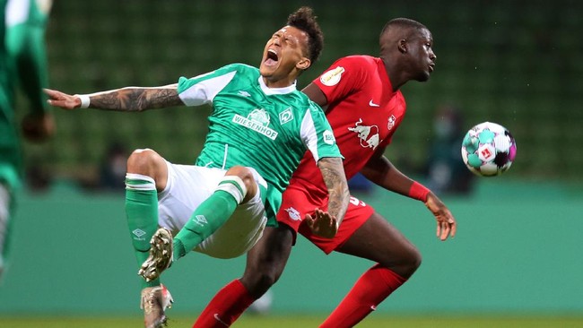 Liverpool resmi merekrut bek Ibrahima Konate dari RP Leipzig dengan menebus klausul pelepasan sebesar 36 juta poundsterling.