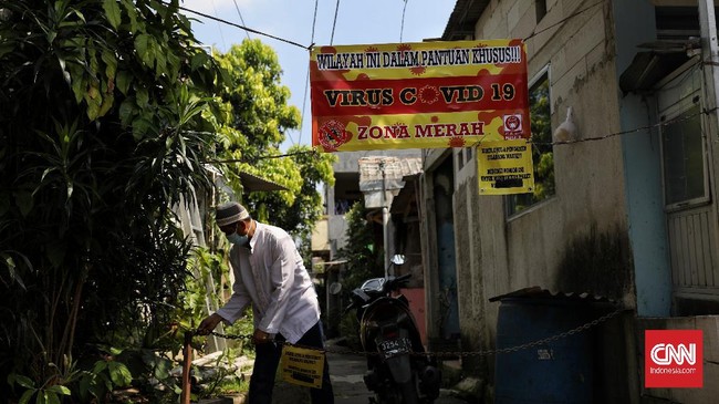 FOTO : Lockdown di Srengseng Sawah usai 14 Warga Postif Covid