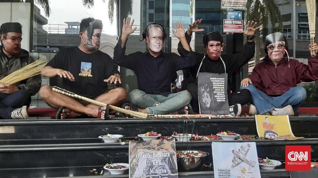 Rangkaian kisruh KPK yang terjadi hingga berujung 'pembuangan' pegawai oleh TWK diduga terkait dengan agenda politik, di mana jangka pendek adalah pemilu 2024.