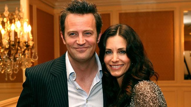Peneliti genealogi mengungkapkan berdasarkan hasil temuan, Matthew Perry dan Courteney Cox adalah sepupu ke-11 dari leluhur mereka.