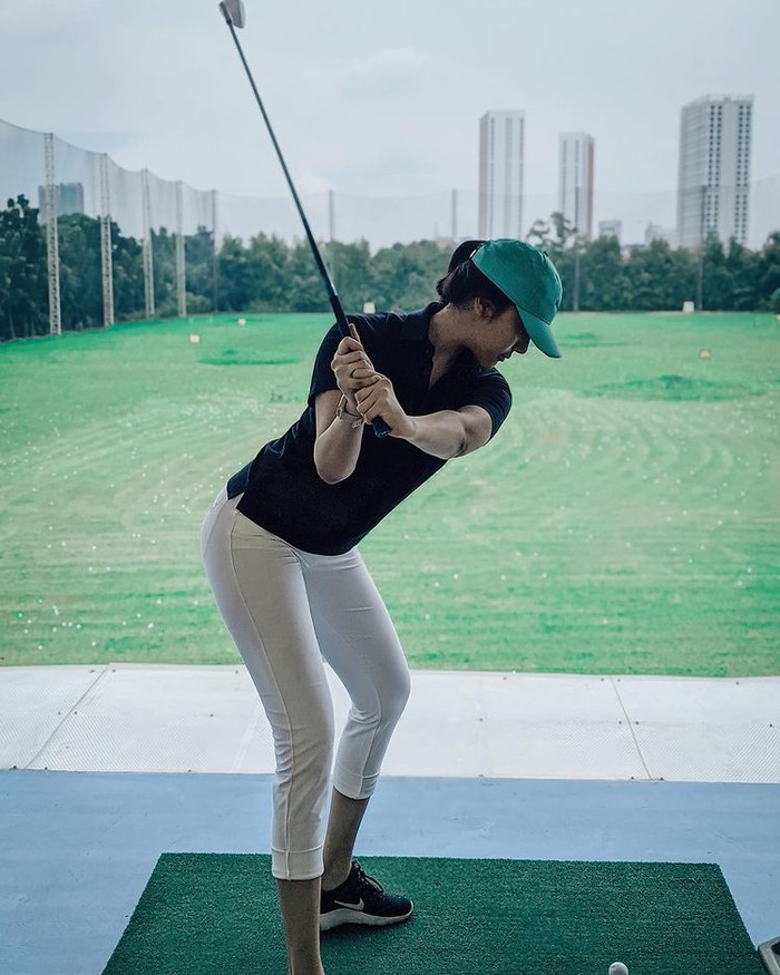 Model sekaligus aktris Anya Geraldine juga ikut menjajal hobi bermain golf. Kesukaanya dengan olahraga beberapa waktu terakhir membuatnya mencoba banyak jenis olahraga, seperti golf, berkuda, bersepeda hingga tenis/Sumber/Instagram/anyageraldine.