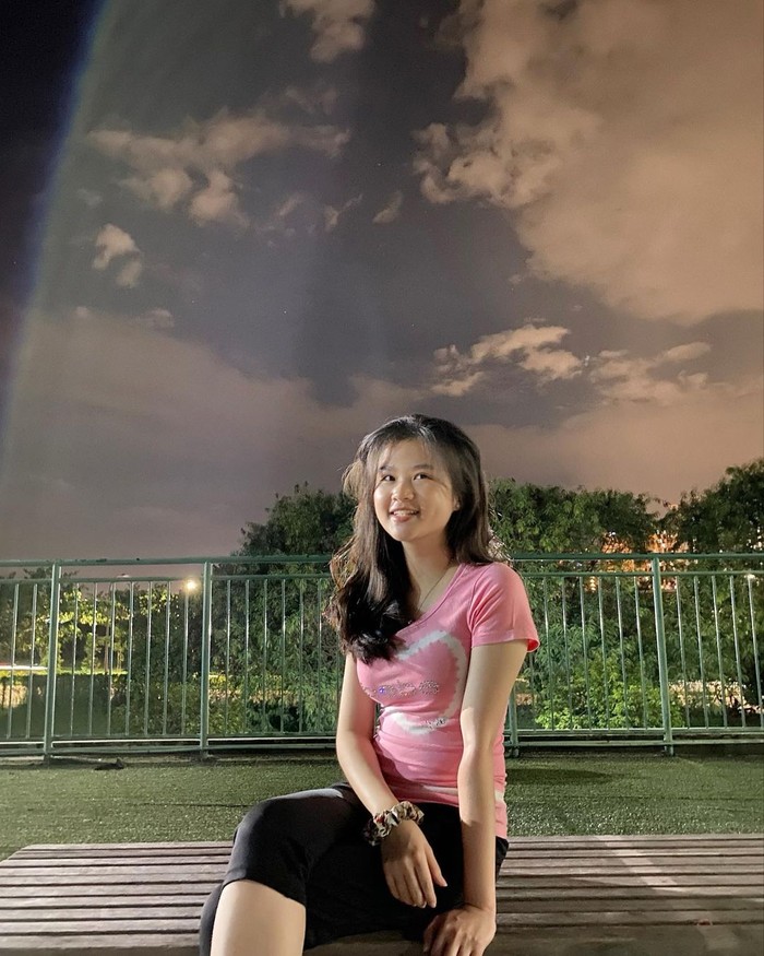 Tak hanya itu, ia pun membagikan potretnya ketika mengenakan kaos berwarna pink sederhana dengan celana selututnya. Tanpa makeup dan dengan rambut yang digerai asal, ia tampil cantik dan apa adanya. (Instagram.com/feliciatissue)