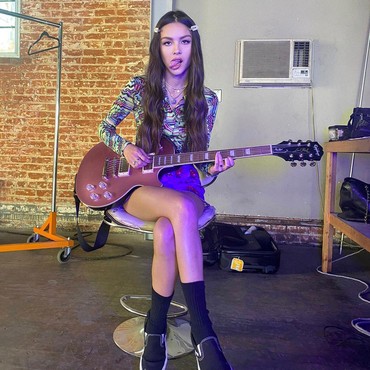 Lirik Lagu Favorite Crime - Olivia Rodrigo