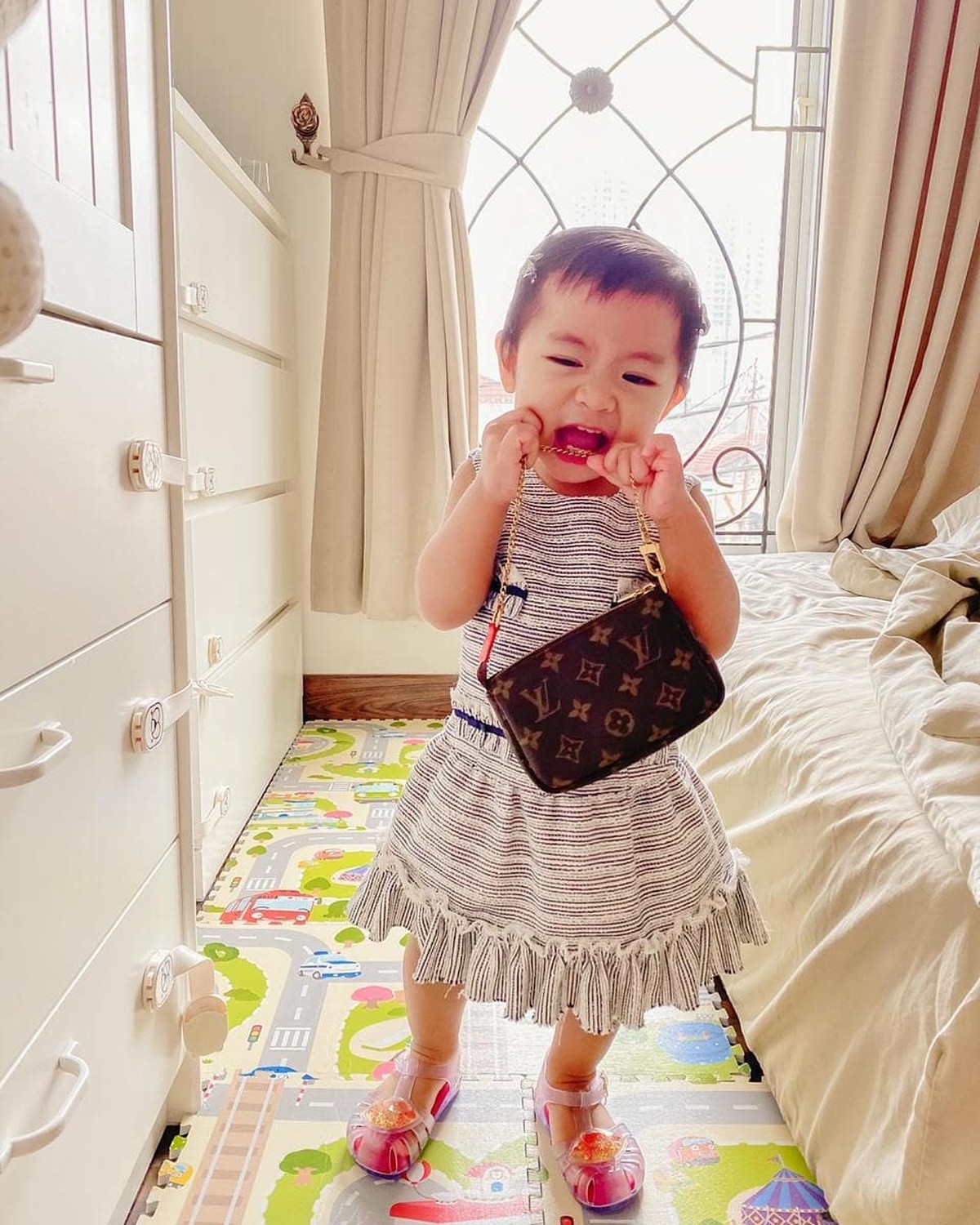 Putri sulung Raditya Dika Aline berpose dengan menggunakan tas-tas mahal bermerek&period; Yuk kita intip potretnya&excl;