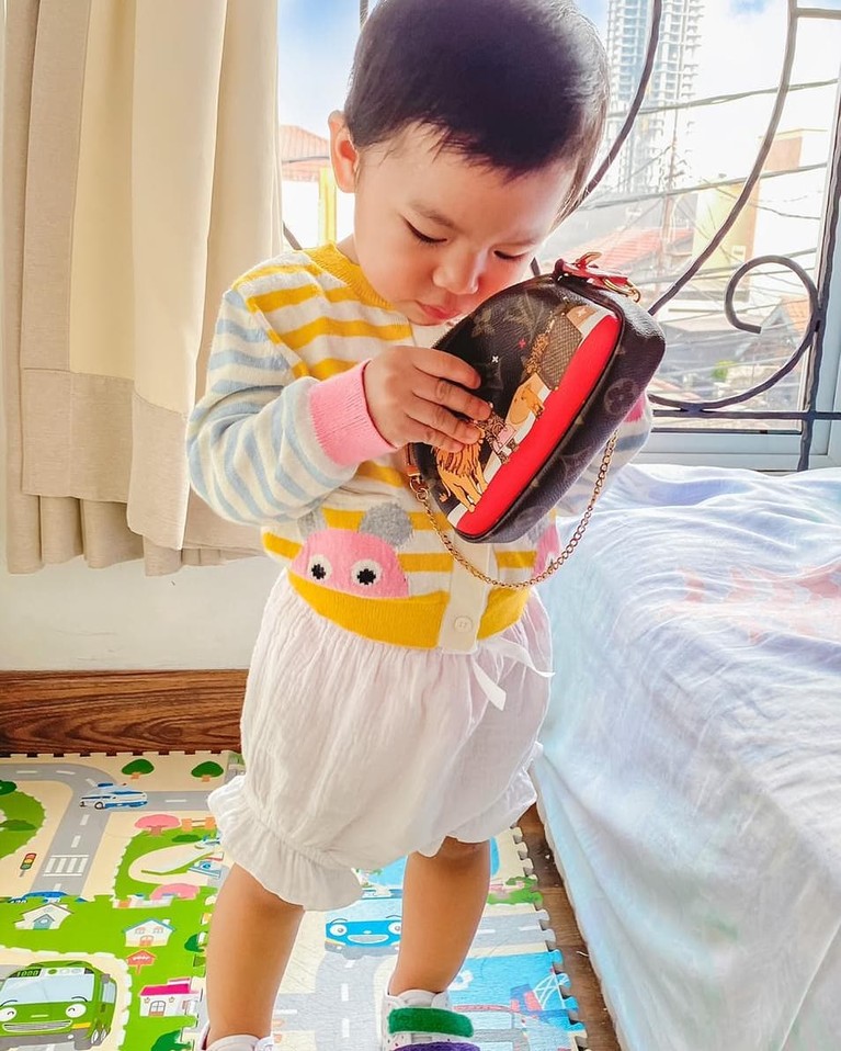 Putri sulung Raditya Dika Aline berpose dengan menggunakan tas-tas mahal bermerek. Yuk kita intip potretnya!