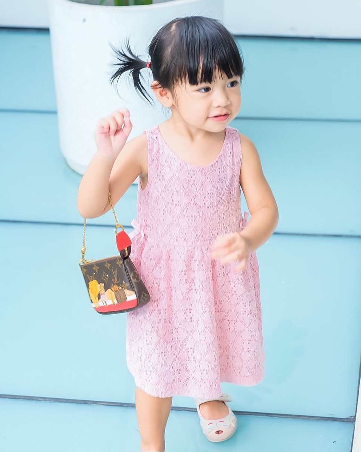 Putri sulung Raditya Dika Aline berpose dengan menggunakan tas-tas mahal bermerek&period; Yuk kita intip potretnya&excl;