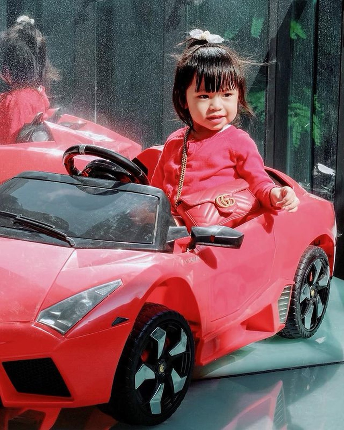 Putri sulung Raditya Dika Aline berpose dengan menggunakan tas-tas mahal bermerek&period; Yuk kita intip potretnya&excl;