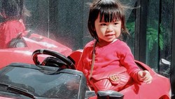 Intip OOTD Anak Raditya Dika 'Balita Jaksel' Memakai Tas Harga Jutaan