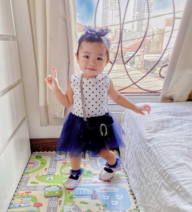 Putri sulung Raditya Dika Aline berpose dengan menggunakan tas-tas mahal bermerek. Yuk kita intip potretnya!