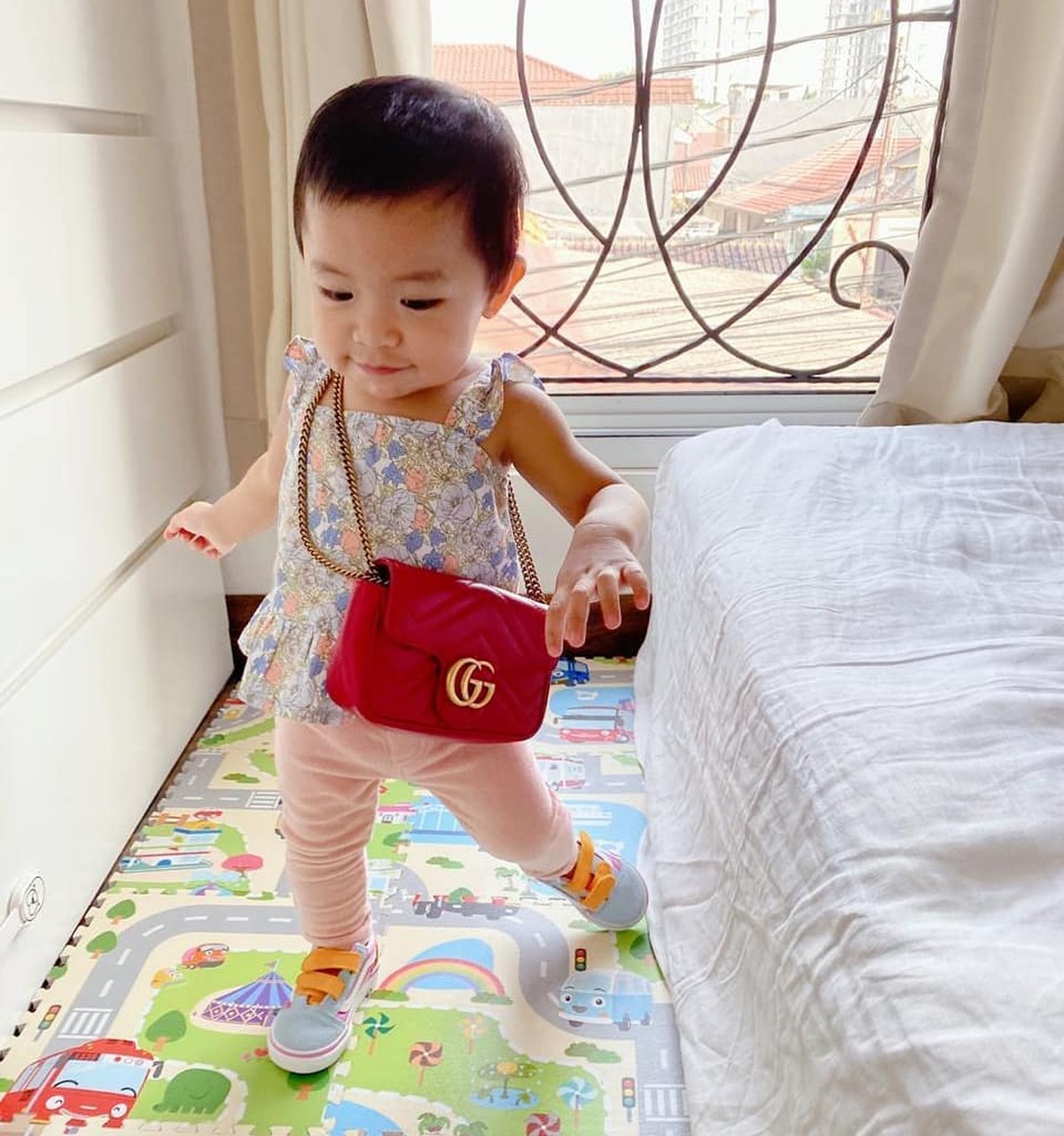 Putri sulung Raditya Dika Aline berpose dengan menggunakan tas-tas mahal bermerek&period; Yuk kita intip potretnya&excl;