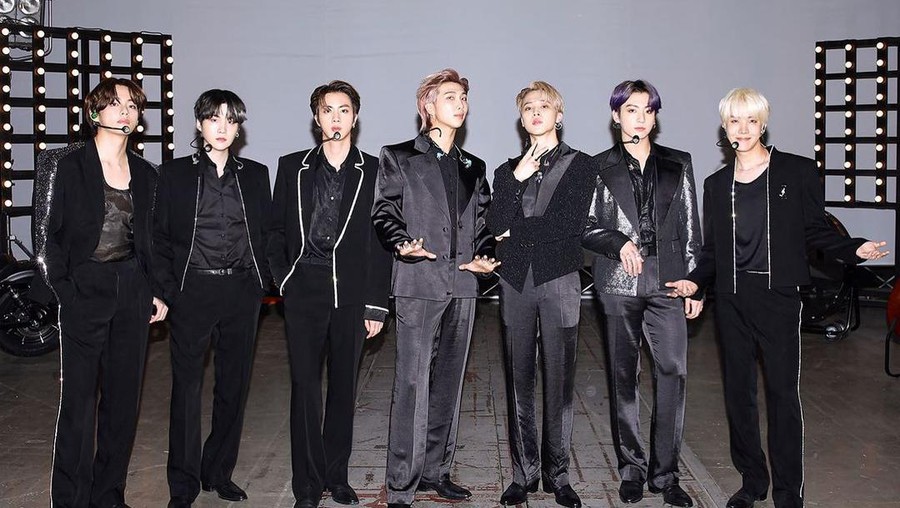 Penampilan BTS di BBMA 2021 perdana membawakan lagu baru mereka 'Butter' sangat ditunggu. Mereka juga meraih kemenangan, yuk kita intip!