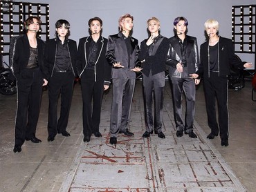 Boyong 3 Piala, BTS Taklukan Lady Gaga & Ariana Grande di iHeartRadio