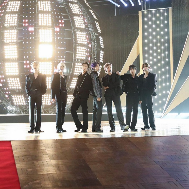 Penampilan BTS di BBMA 2021 Penampilan BTS di BBMA 2021 perdana membawakan lagu baru mereka 'Butter' sangat ditunggu. Mereka juga meraih kemenangan, yuk kita intip!