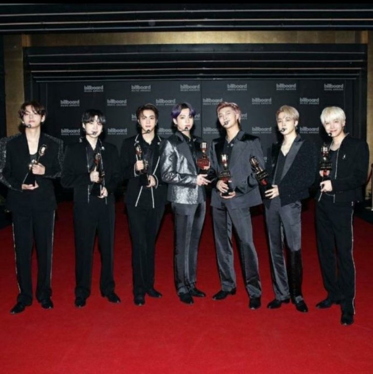 Penampilan BTS di BBMA 2021 Penampilan BTS di BBMA 2021 perdana membawakan lagu baru mereka 'Butter' sangat ditunggu. Mereka juga meraih kemenangan, yuk kita intip!