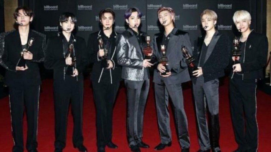 Penampilan BTS di BBMA 2021 perdana membawakan lagu baru mereka 'Butter' sangat ditunggu. Mereka juga meraih kemenangan, yuk kita intip!
