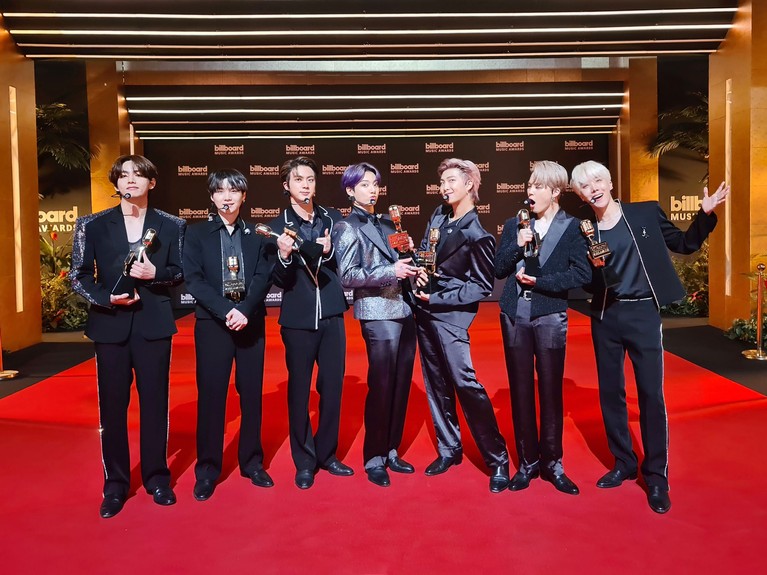 Penampilan BTS di BBMA 2021 Penampilan BTS di BBMA 2021 perdana membawakan lagu baru mereka 'Butter' sangat ditunggu. Mereka juga meraih kemenangan, yuk kita intip!