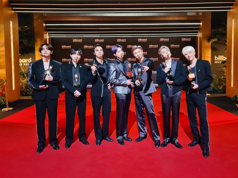 Penampilan BTS di BBMA 2021 Penampilan BTS di BBMA 2021 perdana membawakan lagu baru mereka 'Butter' sangat ditunggu. Mereka juga meraih kemenangan, yuk kita intip!