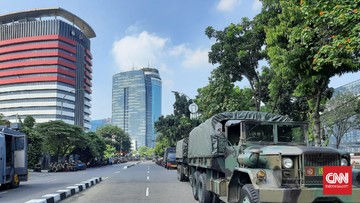 Gedung KPK ramai dijaga aparat gabungan TNI-Polri pada hari ini, Jumat (28/5). Para personel bersiaga di sejumlah titik sekitar gedung merah putih.