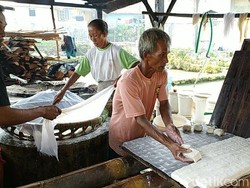 Tak Mogok Produksi, Perajin Tahu-Tempe di Ciamis Perkecil Ukuran