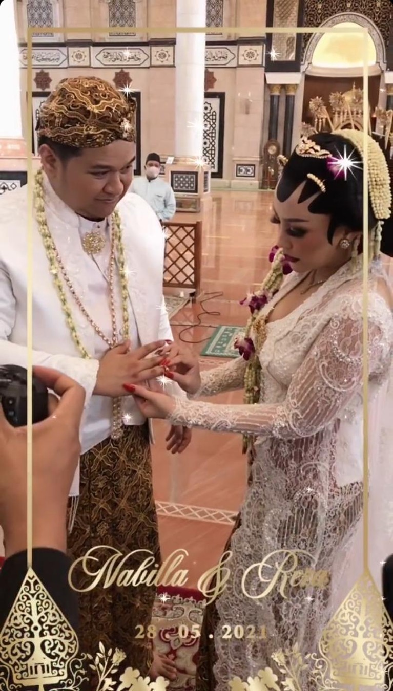 Nabilla Gomes resmi dinikahi oleh kekasihnya hari ini Jumat (28/5). Yuk kita intip potret pernikahan mereka!