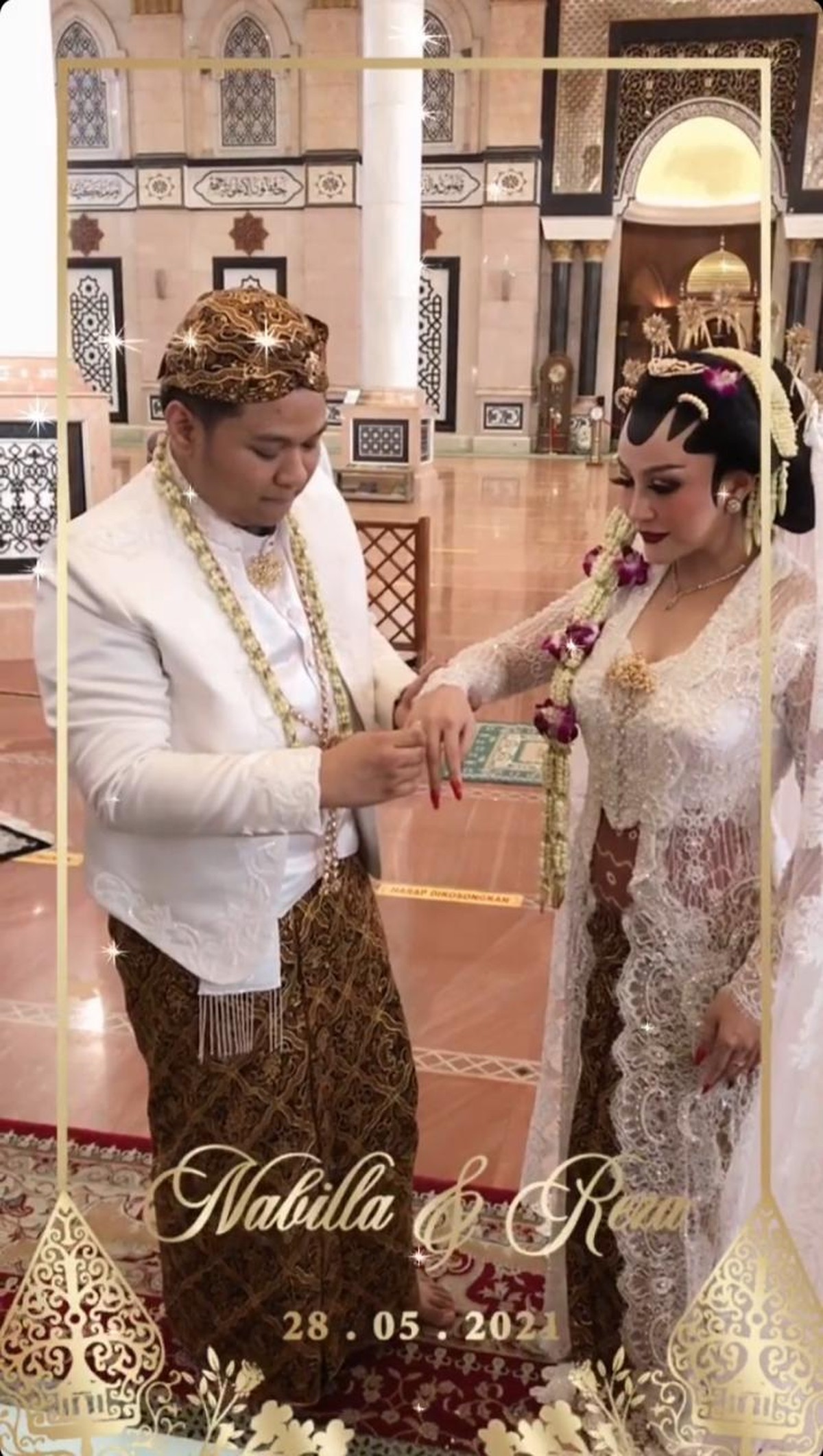 Nabilla Gomes resmi dinikahi oleh kekasihnya hari ini Jumat &lpar;28&sol;5&rpar;&period; Yuk kita intip potret pernikahan mereka&excl;