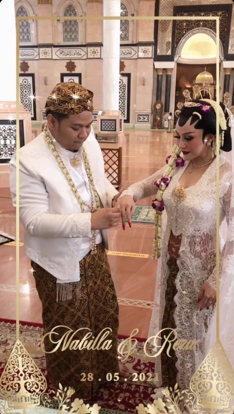 Pernikahan Nabilla Gomes dan Muhammad Reza Nabilla Gomes resmi dinikahi oleh kekasihnya hari ini Jumat (28/5). Yuk kita intip potret pernikahan mereka!