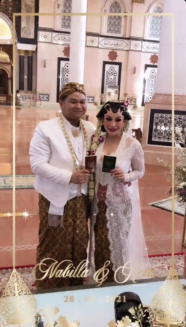 Pernikahan Nabilla Gomes dan Muhammad Reza Nabilla Gomes resmi dinikahi oleh kekasihnya hari ini Jumat (28/5). Yuk kita intip potret pernikahan mereka!