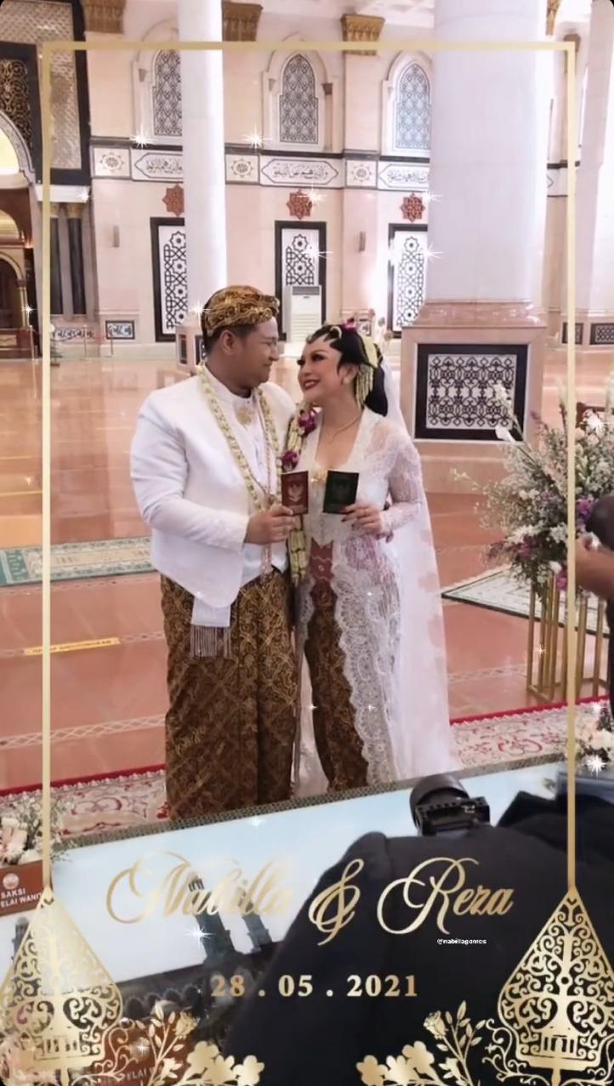 Nabilla Gomes resmi dinikahi oleh kekasihnya hari ini Jumat &lpar;28&sol;5&rpar;&period; Yuk kita intip potret pernikahan mereka&excl;