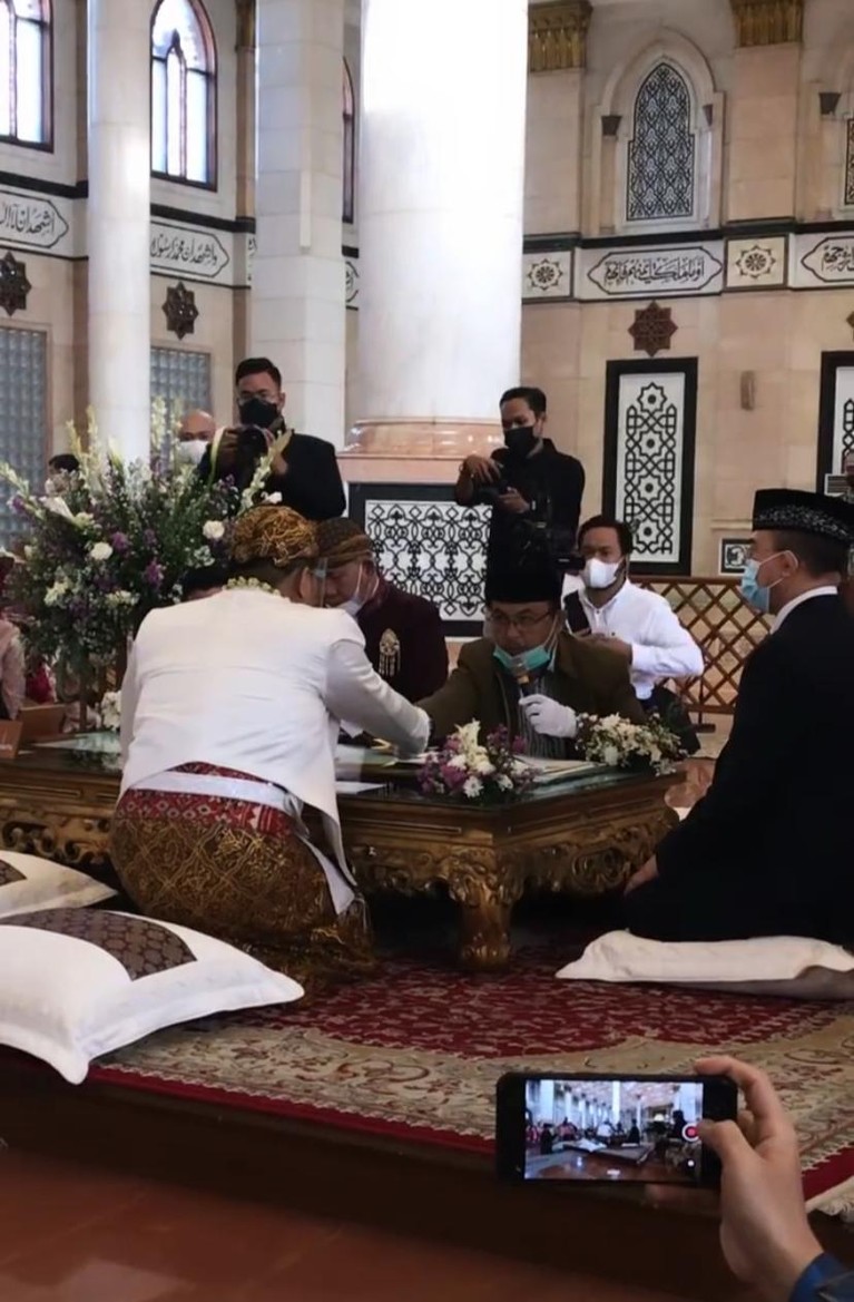 Pernikahan Nabilla Gomes dan Muhammad Reza Nabilla Gomes resmi dinikahi oleh kekasihnya hari ini Jumat (28/5). Yuk kita intip potret pernikahan mereka!