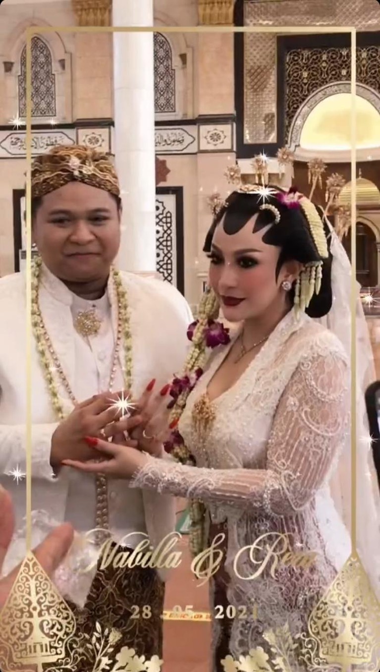 Pernikahan Nabilla Gomes dan Muhammad Reza Nabilla Gomes resmi dinikahi oleh kekasihnya hari ini Jumat (28/5). Yuk kita intip potret pernikahan mereka!