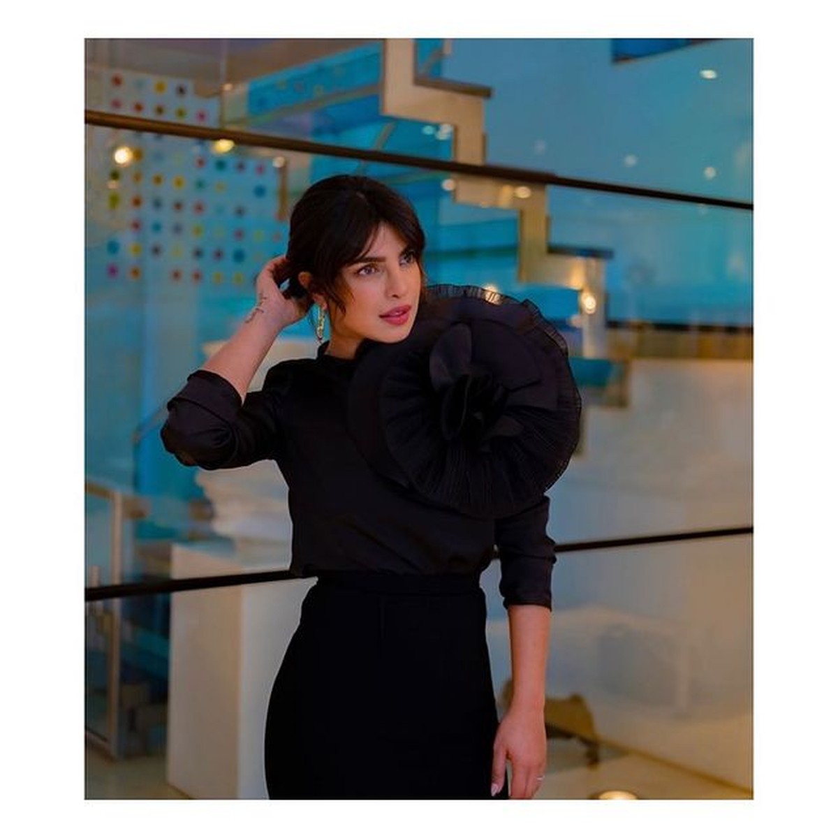 Priyanka Chopra menjadi perbincangan publik karena kembali terseret isu perselingkuhan dengan Shah Rukh Khan&period; Intip yuk pesonanya&excl;