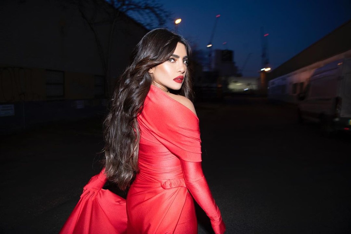 Priyanka Chopra menjadi perbincangan publik karena kembali terseret isu perselingkuhan dengan Shah Rukh Khan&period; Intip yuk pesonanya&excl;