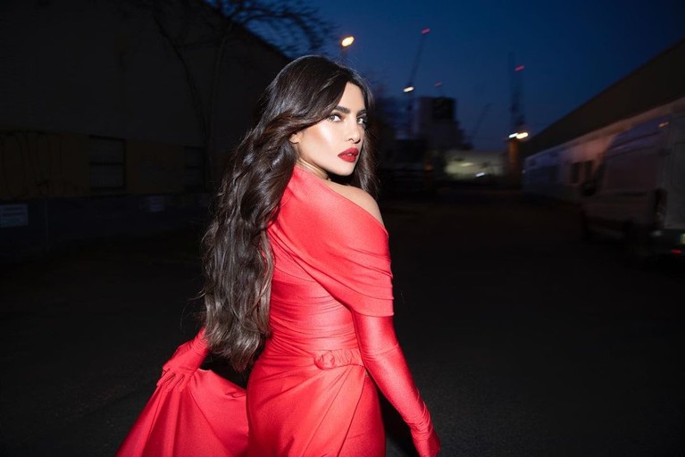 Priyanka Chopra menjadi perbincangan publik karena kembali terseret isu perselingkuhan dengan Shah Rukh Khan. Intip yuk pesonanya!