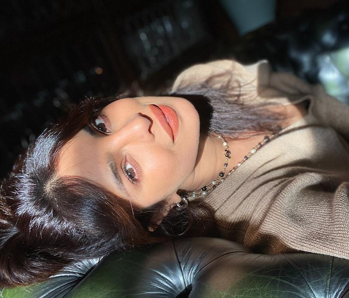 Priyanka Chopra menjadi perbincangan publik karena kembali terseret isu perselingkuhan dengan Shah Rukh Khan&period; Intip yuk pesonanya&excl;