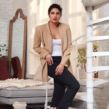 Digoyang Isu Simpanan Shah Rukh Khan, Intip Pesona Seksi Priyanka Chopra